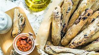 Gressins torsadés et olives
